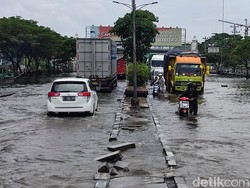 Motor Belum Bisa Lewat, Begini Suasana Banjir Jalan Kaligawe Semarang Siang Ini
