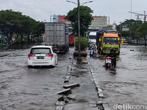 Motor Belum Bisa Lewat, Begini Suasana Banjir Jalan Kaligawe Semarang Siang Ini Motor Belum Bisa Lewat, Begini Suasana Banjir Jalan Kaligawe Semarang Siang Ini