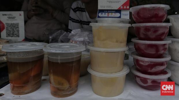 Penjual kolak di pasar takjil Bendungan Hilir, Jakarta, Sabtu, 16 Maret 2024. (CNN Indonesia/Adhi Wicaksono)