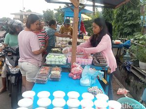Berkah Ramadan Bagi Penjual Kue di Flores Timur, Raup Rp 1 Juta dalam Sehari