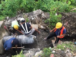 Distribusi Air ke Denpasar-Gianyar Terdampak Pipa SPAM yang Meledak Distribusi Air ke Denpasar-Gianyar Terdampak Pipa SPAM yang Meledak