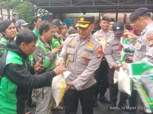 Polisi di Jaksel Bagikan Paket Sembako ke Ojol-Anak Yatim di Bulan Ramadan