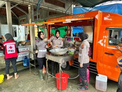 Polwan Cantik Polres Jepara Bantu Memasak untuk Pengungsi Banjir