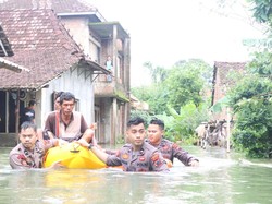 Polres Jepara Evakuasi-Beri Layanan Kesehatan Bagi Warga Terdampak Banjir