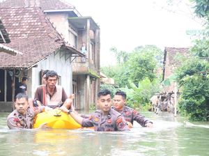 Polres Jepara Evakuasi-Beri Layanan Kesehatan Bagi Warga Terdampak Banjir Polres Jepara Evakuasi-Beri Layanan Kesehatan Bagi Warga Terdampak Banjir