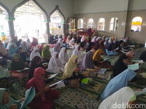 Menengok Lansia Nyantri di Pondok Sepuh Payaman Magelang Menengok Lansia Nyantri di Pondok Sepuh Payaman Magelang