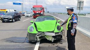Penampakan Porsche Ringsek Tabrak Livina di Tol Kejapanan