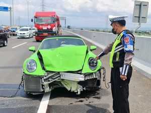Saat Supercar Porsche Seruduk Grand Livina di Tol Sidoarjo Saat Supercar Porsche Seruduk Grand Livina di Tol Sidoarjo