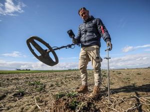 Potret Aksi Pemburu Harta Karun & Temuannya