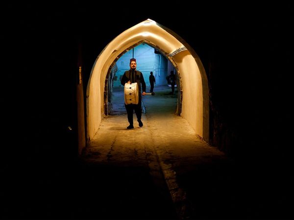 Pria di Irak Tabuh Drum Sendirian untuk Bangunkan Sahur