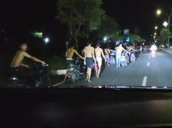 Tertangkap Balap Liar, 25 Remaja di Tuban Dihukum Tuntun Motor 4 Km