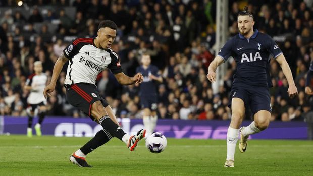 Soccer Football - Premier League - Fulham v Tottenham Hotspur - Craven Cottage, London, Britain - March 16, 2024 Fulham's Rodrigo Muniz scores their first goal Action Images via Reuters/Peter Cziborra NO USE WITH UNAUTHORIZED AUDIO, VIDEO, DATA, FIXTURE LISTS, CLUB/LEAGUE LOGOS OR 'LIVE' SERVICES. ONLINE IN-MATCH USE LIMITED TO 45 IMAGES, NO VIDEO EMULATION. NO USE IN BETTING, GAMES OR SINGLE CLUB/LEAGUE/PLAYER PUBLICATIONS.
