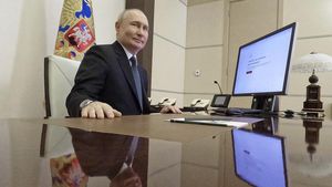 Senyum Putin Usia Berikan Suara di Pilpres Rusia