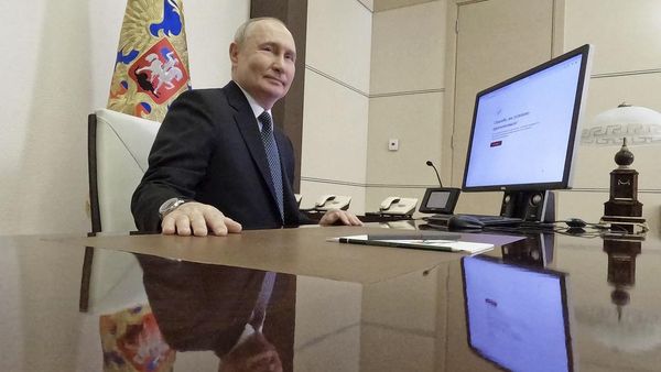 Senyum Putin Usia Berikan Suara di Pilpres Rusia