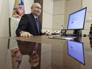 Senyum Putin Usia Berikan Suara di Pilpres Rusia Senyum Putin Usia Berikan Suara di Pilpres Rusia