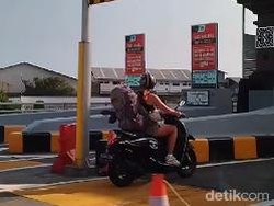 Ada-ada Saja, Bule Bali Lagi-lagi Masuk Jalan Tol Naik Motor