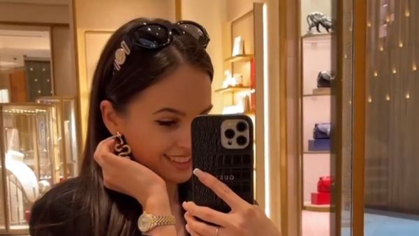 8 Foto Wanita Dikritik Nikahi Miliuner Dubai: Lebih Baik Nangis di Private Jet