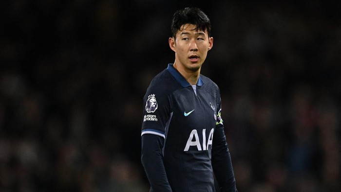 Soccer Football - Premier League - Fulham v Tottenham Hotspur - Craven Cottage, London, Britain - March 16, 2024 Tottenham Hotspurs Son Heung-min looks dejected REUTERS/Dylan Martinez NO USE WITH UNAUTHORIZED AUDIO, VIDEO, DATA, FIXTURE LISTS, CLUB/LEAGUE LOGOS OR LIVE SERVICES. ONLINE IN-MATCH USE LIMITED TO 45 IMAGES, NO VIDEO EMULATION. NO USE IN BETTING, GAMES OR SINGLE CLUB/LEAGUE/PLAYER PUBLICATIONS.