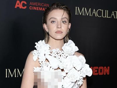 6 Foto Sydney Sweeney Pakai Baju Pahatan Bunga, Pamer Sideboob