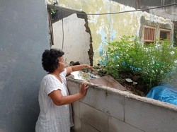 Cerita Teti Bertahan di Bidara Cina Sejak Lahir Meski Berulang Kali Banjir