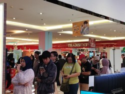 Warga Serbu Kurma Rp 1 di Transmart Cempaka Putih, Antrean Mengular