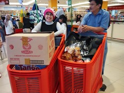 Pelanggan Transmart Ini Borong Biskuit buat Hampers & Hemat Rp 400 Ribuan