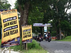 Jalan Godean Sleman Rusak, Warga Pasang Banner Pajake Lancar Dalane Ambyar