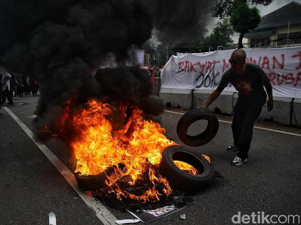 Aksi Bakar Ban Warnai Unjuk Rasa Tuntut KPU Jujur dan Adil Aksi Bakar Ban Warnai Unjuk Rasa Tuntut KPU Jujur dan Adil