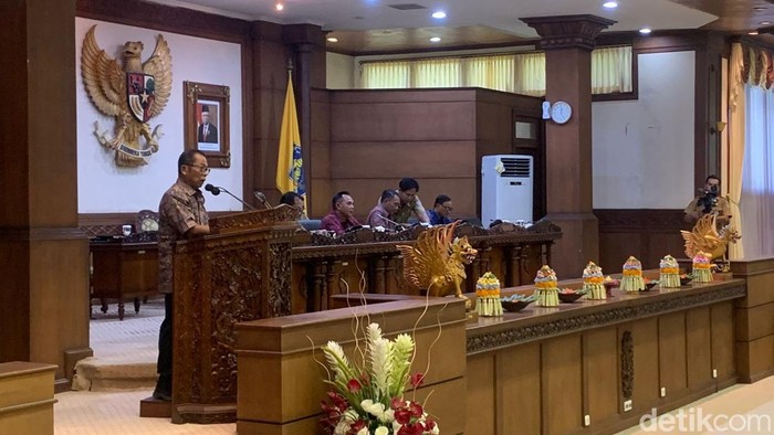 Foto: Anggota Komisi II DPRD Bali Tjokorda Gede Agung membacakan Raperda Pemberian Insentif dan Kemudahan Investasi saat rapat paripurna di kantornya, Senin (18/3/2024). (Rizky Setyo Samudero/detikBali)