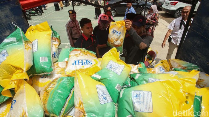 Antusias Warga Tambun Beli Beras Murah SPHP Pasar murah Stabilisasi Pasokan Harga Pasar (SPHP) digelar di Kantor Kecamatan Tambun Selatan, Bekasi. 10 ton beras atau 2000 kantong beras diturunkan.