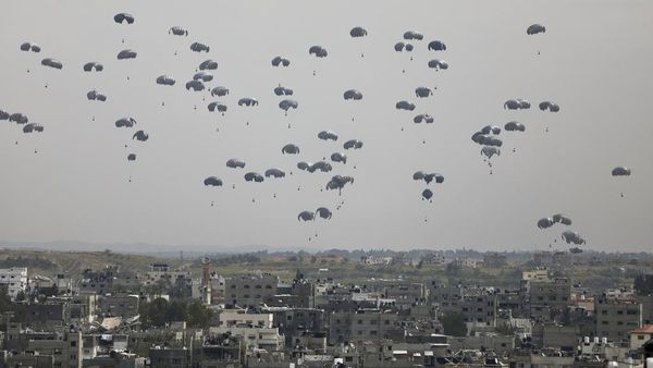 Bantuan Kemanusiaan untuk Gaza Kembali Dijatuhkan dari Langit