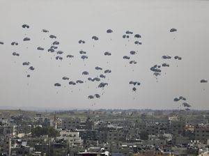 Bantuan Kemanusiaan untuk Gaza Kembali Dijatuhkan dari Langit