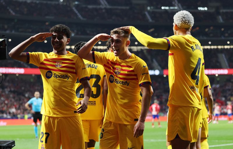 Soccer Football - LaLiga - Atletico Madrid v FC Barcelona - Metropolitano, Madrid, Spain - March 17, 2024 FC Barcelona's Fermin Lopez celebrates scoring their third goal with Lamine Yamal and Ronald Araujo REUTERS/Isabel Infantes