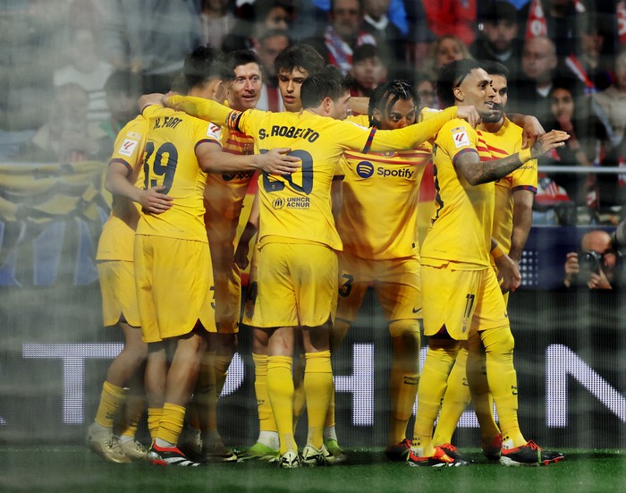 Soccer Football - LaLiga - Atletico Madrid v FC Barcelona - Metropolitano, Madrid, Spain - March 17, 2024 FC Barcelonas Robert Lewandowski celebrates scoring their second goal with teammates REUTERS/Isabel Infantes
