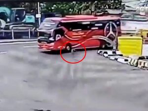 Kabar Terkini Bocah Minta Telolet Tewas Terlindas Bus Diusut Polisi Kabar Terkini Bocah Minta Telolet Tewas Terlindas Bus Diusut Polisi