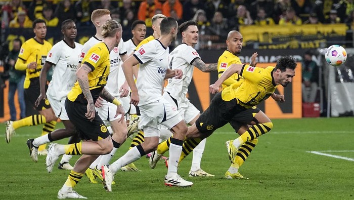 Dortmunds Mats Hummels scores his sides second goal during the German Bundesliga soccer match between Borussia Dortmund and Eintracht Frankfurt in Dortmund, Germany, March 17, 2024. (AP Photo/Martin Meissner)