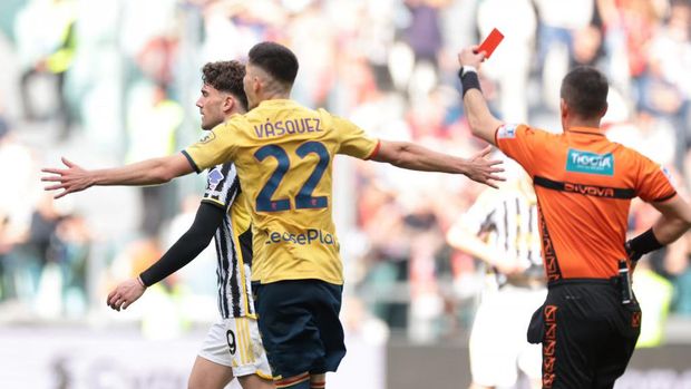TURIN, ITALY - MARCH 17: Dusan Vlahovic of Juventus reacts as he receives a red card following his second yellow for dissent from the Referee Antonio Giua during the Serie A TIM match between Juventus and Genoa CFC at Allianz Stadium on March 17, 2024 in Turin, Italy. (Photo by Jonathan Moscrop/Getty Images)