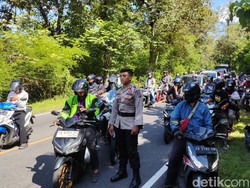 Evakuasi Mobil Adu Banteng di Hutan Bunder, Arus Lalin Jalan Wonosari Merayap