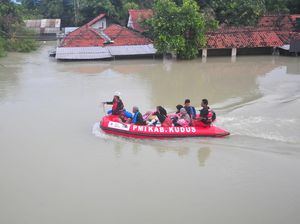 Melihat Proses Evakuasi Korban Banjir di Demak Melihat Proses Evakuasi Korban Banjir di Demak