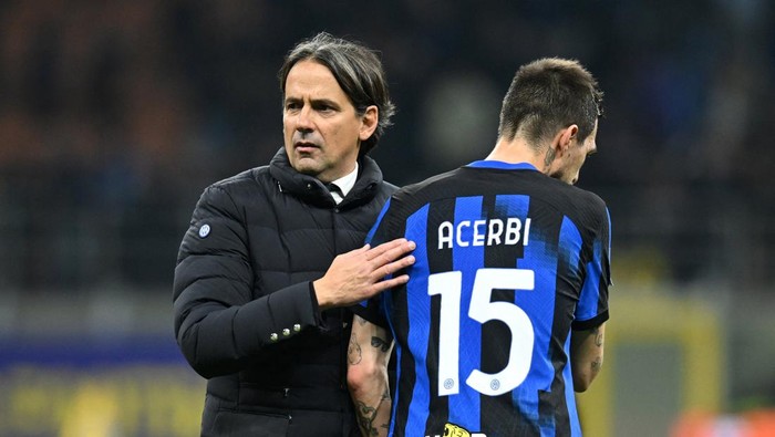 Soccer Football - Serie A - Inter Milan v Genoa - San Siro, Milan, Italy - March 4, 2024 Inter Milan coach Simone Inzaghi and Francesco Acerbi celebrate after the match REUTERS/Daniele Mascolo
