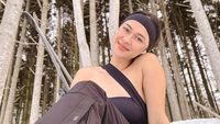 7 Gaya Nana Mirdad Main Salju Pakai Baju One Shoulder, Tak Kedinginan