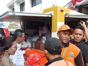 Heru Budi Tinjau Sembako Murah di Kamal Muara, Warga Antusias