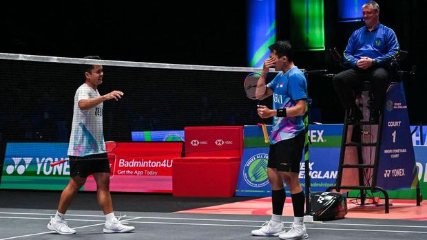 Indonesia's Jonatan Christie (R) reacts as he wins against Indonesia's Anthony Sinisuka Ginting (L) during the Men's Singles Final at the All England Open Badminton Championships at the Utilita Arena in Birmingham, central England, on March 17, 2024. (Photo by JUSTIN TALLIS / AFP)