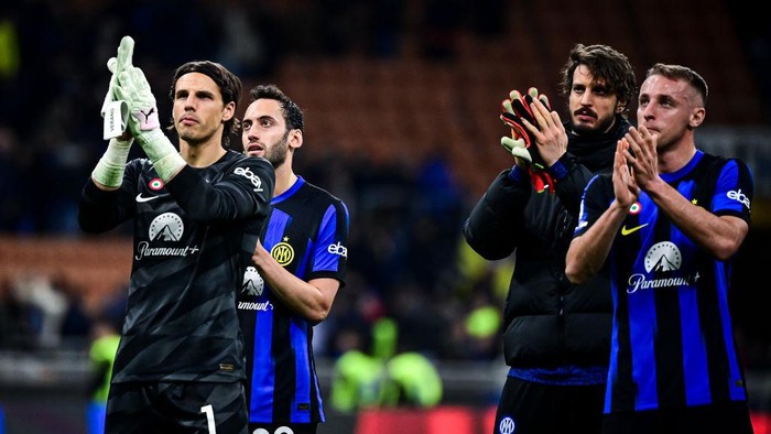 MILAN, ITALY - MARCH 17: Inter Milan players cheer their fans at the end of the Italian Serie A football match Inter Milan vs Napoli at San Siro Stadium in Milan, Italy on March 17, 2024. (Photo by Piero Cruciatti/Anadolu via Getty Images)