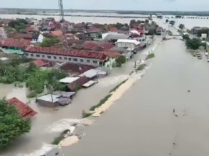 Jalan raya Demak-Kudus kembali terendam banjir pasca jebolnya tanggul Sungai Wulan di wilayah Tanggulangin pada Minggu (17/3) (dok BNPB)