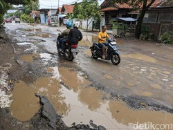 Jelang Arus Mudik, Jalur Alternatif Jabar-Jateng di Cirebon Rusak Parah