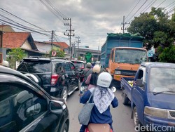 Awal Pekan Bulan Ramadan Perbatasan Surabaya-Sidoarjo-Gresik Macet