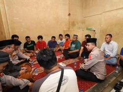 Buka Puasa Bareng Tahanan, Kapolsek Mampang Beri Pesan Jauhi Hal Negatif