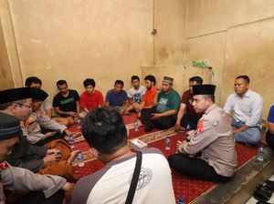 Buka Puasa Bareng Tahanan, Kapolsek Mampang Beri Pesan Jauhi Hal Negatif Buka Puasa Bareng Tahanan, Kapolsek Mampang Beri Pesan Jauhi Hal Negatif