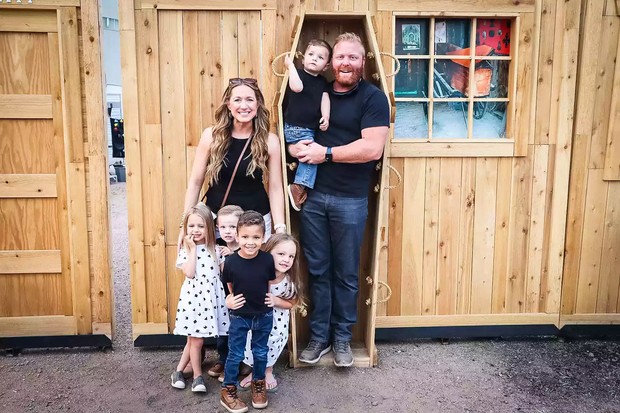 Katie, Josh, dan kelima anak mereka/Foto: Katie Page Katie, Josh, dan kelima anak mereka/Foto: Katie Page